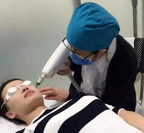 水杨酸换肤,光动力治疗,红蓝光治疗以及去除痕迹的co2点阵激光,强脉冲