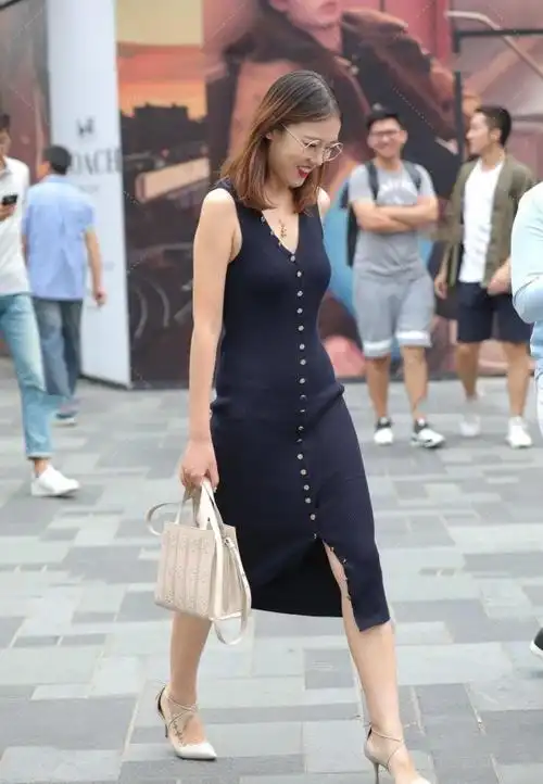 黑色裙子的搭配,得体又大方
