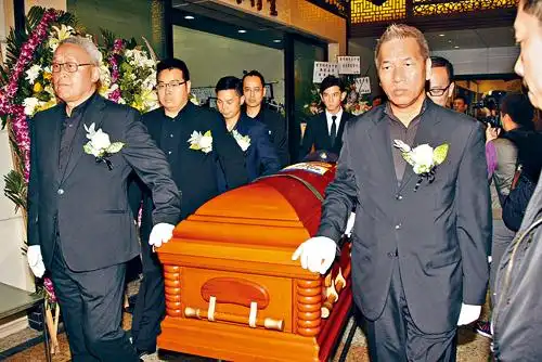 米雪 邓梓峰 赞扬助人精神 曾守明出殡火化