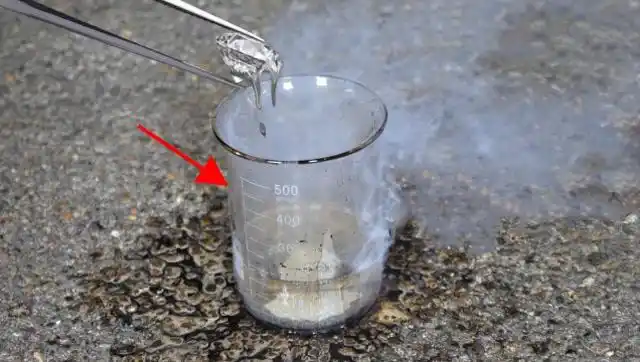 硫酸的腐蚀性有多强?土豪老外将钻石扔进去实验,结果画面太刺激