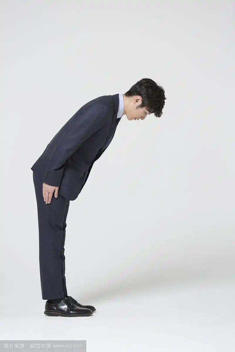 商人在白色背景下孤立地鞠躬
