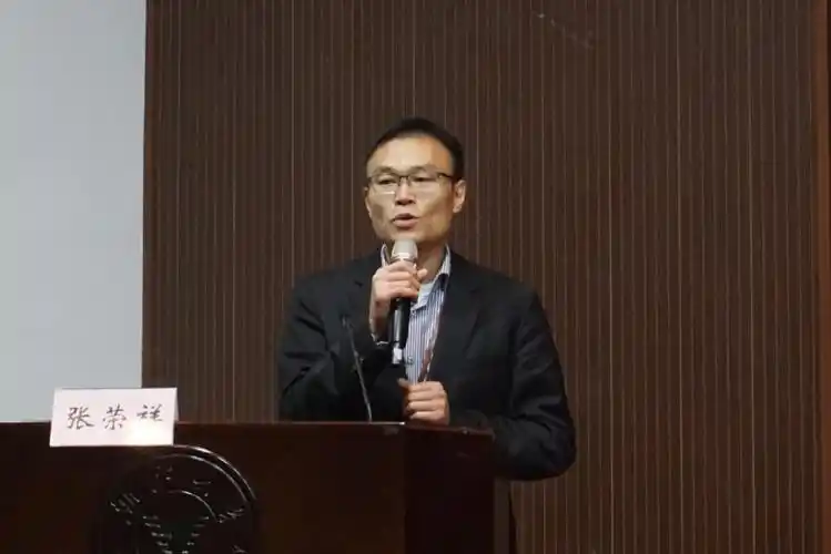 比赛开始前,浙江大学党委研工部部长张荣祥首先上台致辞,他用"顶天立