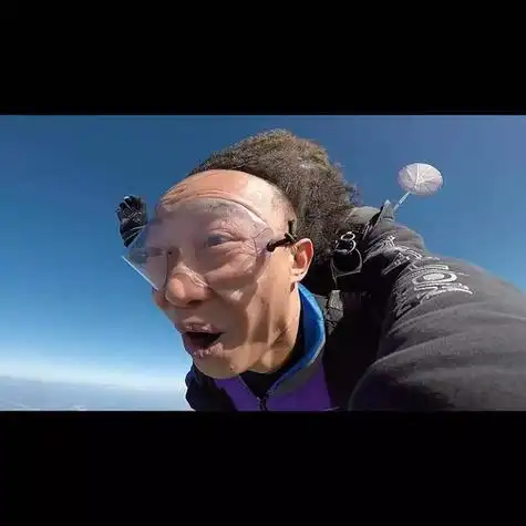 真表情帝陈奕迅跳伞好夸张发际线逆天飞起