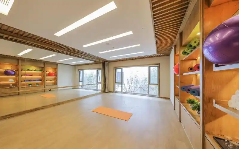 瞬觉全身温暖;跟着瑜伽老师做几个动作,配备全方位地暖,瑜伽室,为您