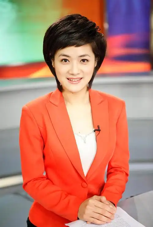 央视中文国际频道主持人董丽萍高清图集央视中文国际频道主持人董丽萍