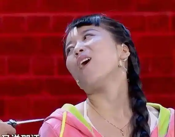 表情包,是磨叽姐李静最招牌的动作,加上最经典的4个字台词"又说那话"