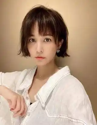 稍微解封的时候,终于有机会收拾门面,直接剪掉了15厘米的头发,长度落