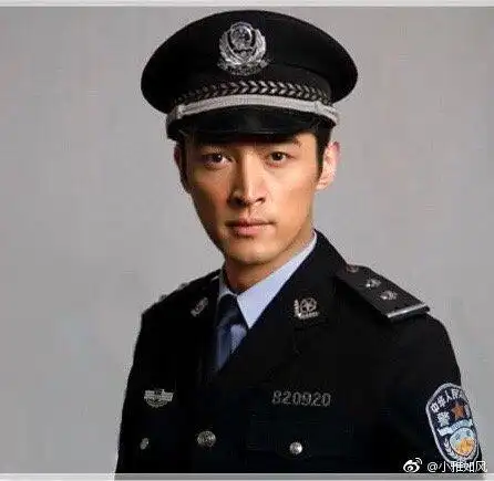 胡机长的证件照也依旧帅气