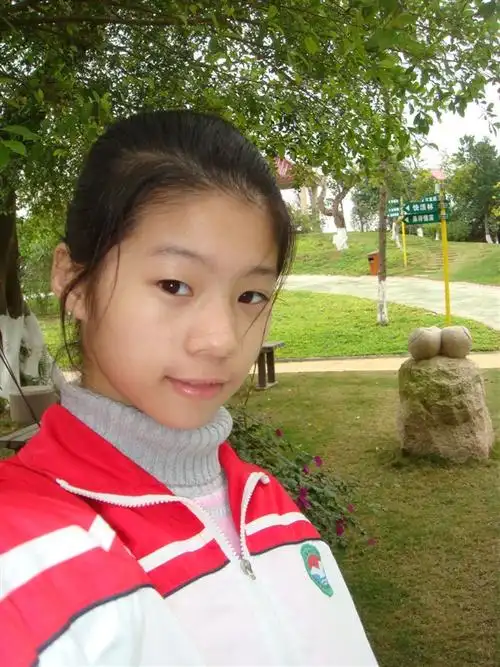 她是我们班的班花哦!大家来评一下,总分10分,,再说说为什么吧!