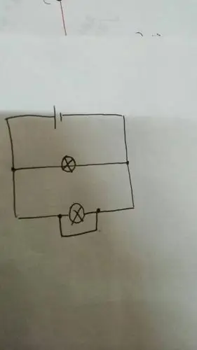 这个这个电路图里用电器被短路了那电源电流到下面的灯泡那里的时候