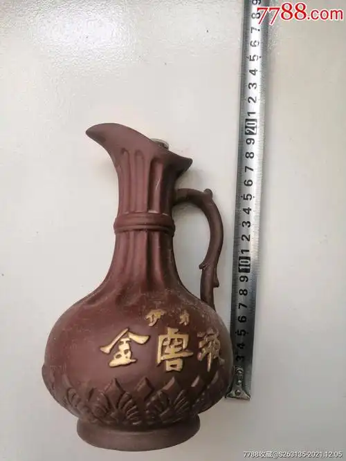 伊力金窖液酒瓶