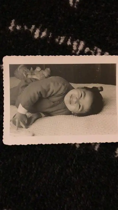 照中来看关之琳小时候也挺可爱的,而且看下面这张照,她小时候穿的挺