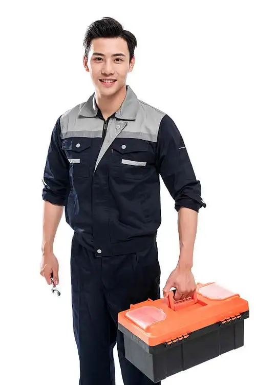 戴着安全帽的工程师