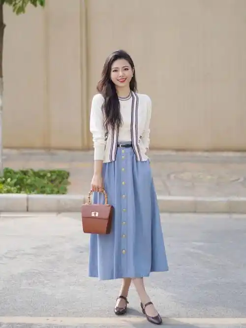 40岁的女人,春天穿"裙子"下面尽量搭配"粗跟鞋",舒适又洋气