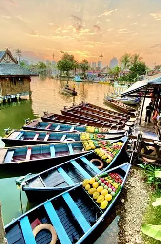 久闻大名的湄公河,我终于来到湄公河六国水上市场,在日落黄昏时踏进来
