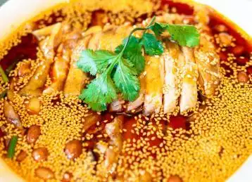 餐盘里的中国特色美食四川红油麻辣凉拌鸡特写