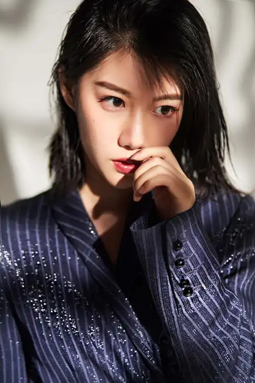 演员王婷初冬写真曝光造型简约时尚独具魅力