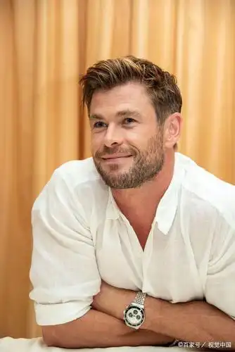 "雷神"现身电影发布会,短发白衬衫造型清爽,单手撑脸皱纹加深