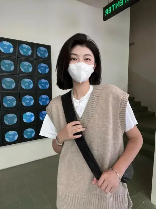 短发77毛线背心77白t少年感有一点点