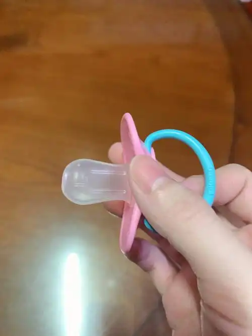 直到15月龄才给戒了,用安抚奶嘴的这14个月里,除了睡觉吸,睡着自己掉