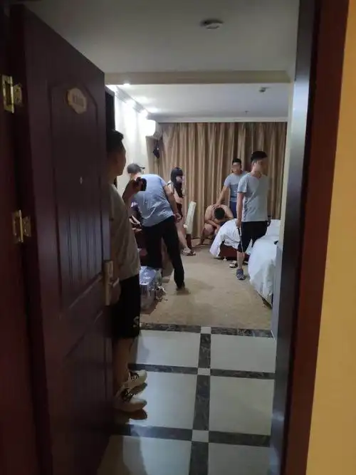 大江东公安成功查处一起卖淫嫖娼案件,抓获违法嫌疑人7名