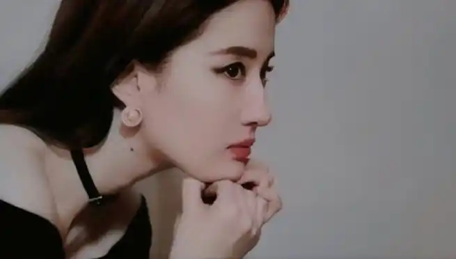 刘亦菲晒侧身照