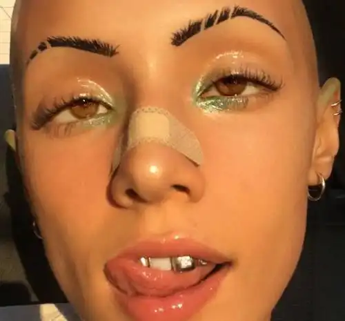 除了大金牙以外,jazzelle还会为自己的脸上画上很多