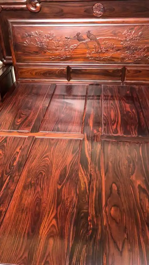 古典红木家具#极品阔叶黄檀大脚床,这款式和纹理,您细品