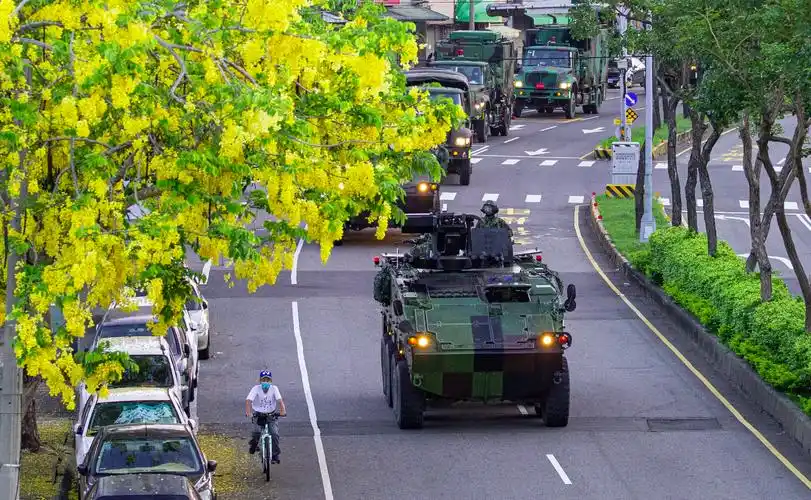 蔡英文战时"逃亡车"开始上街熟悉地形|装甲车|蔡英文|台湾省_新浪新闻