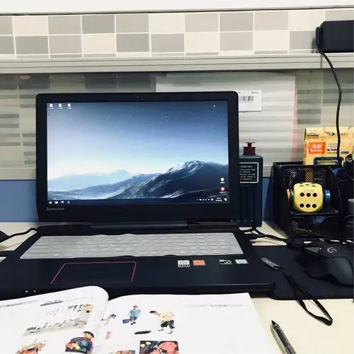 最喜欢夜深人静时的办公室,供我总结一天工作和备课,安心又自在.