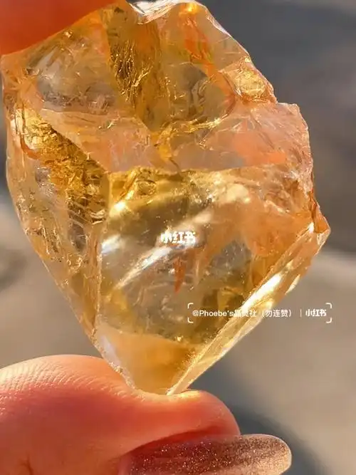 已结缘天然钻石形状黄水晶原石