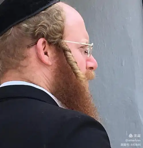 犹太教的"拉比"(相当于牧师)全身穿黑色服饰,头戴黑色毡帽,并在耳朵上