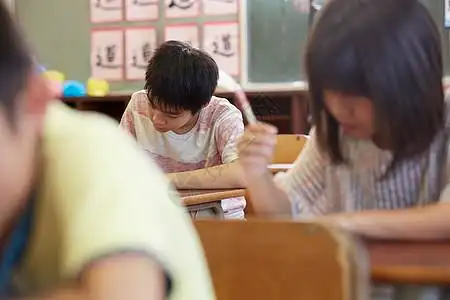 做题的学生图片