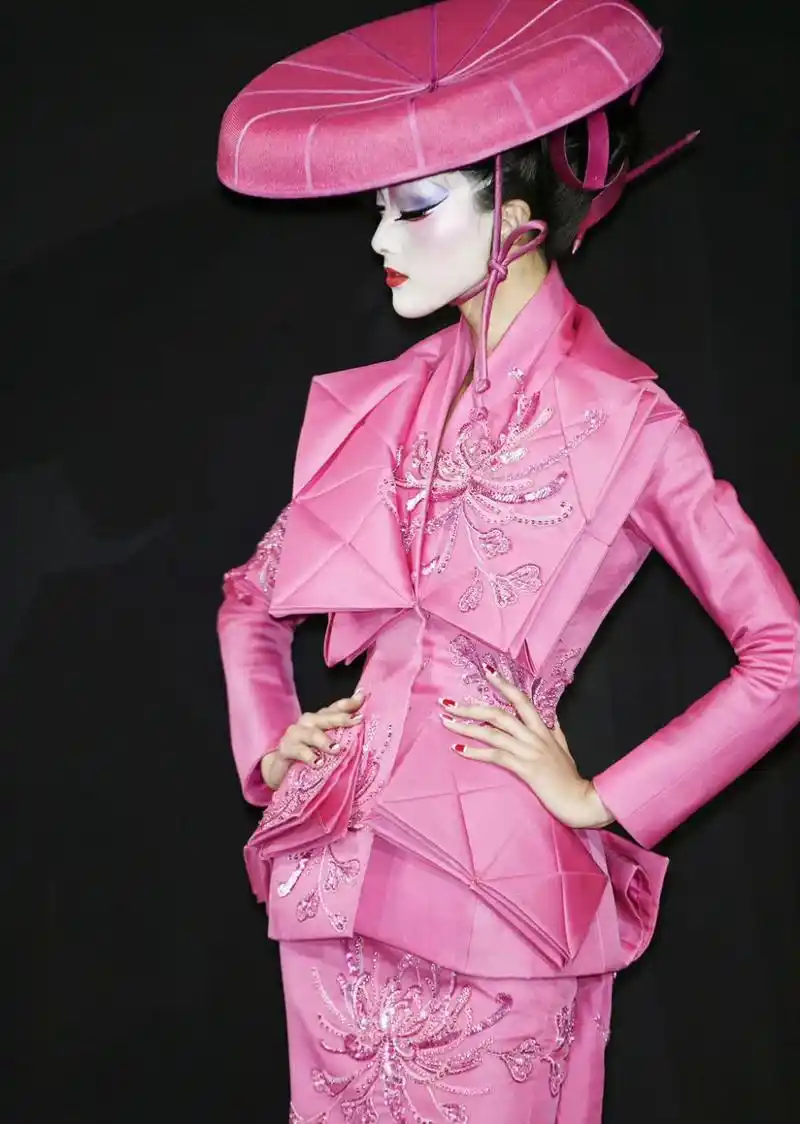 christian dior 2007春夏高定系列"蝴蝶夫人",开场模特为中国超模裴蓓