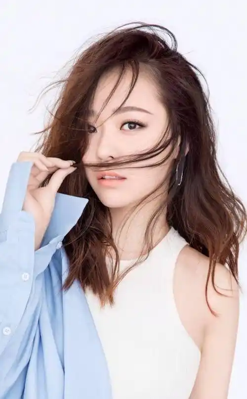 张靓颖的成名之路始于《超级女声》.