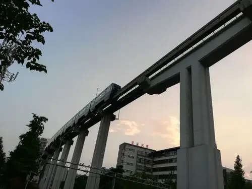 "上天入地"的重庆轻轨