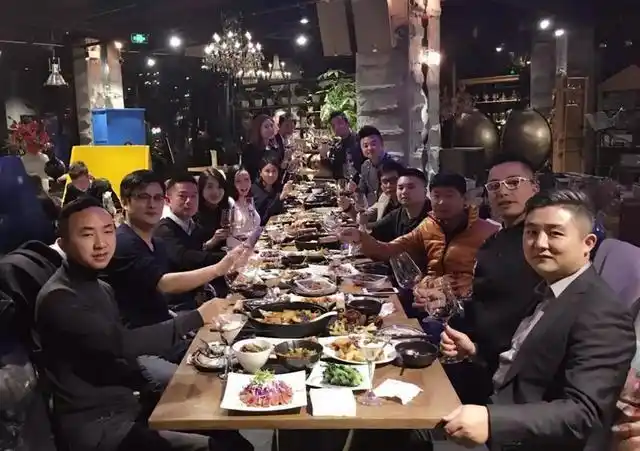 同学聚会上,男子酒后炫耀"约会"战绩,兄弟发现老婆身影引斗乱