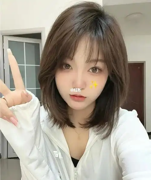 女生都喜欢的发型!减龄高级显气质锁骨发中发发型