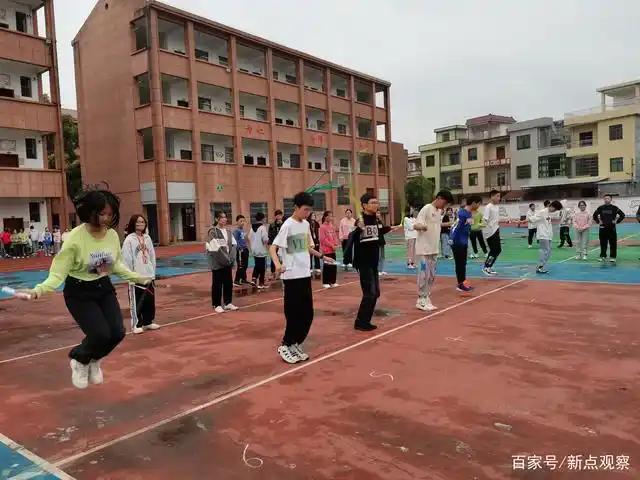 11月19日,江西省永新县龙田中学的学生在操场上进行跑步,跳远,跳绳