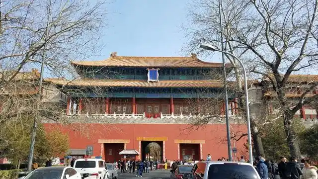 紫禁城的四座城门分别是南门午门,北门神武门,东门东华门,西门西华门.