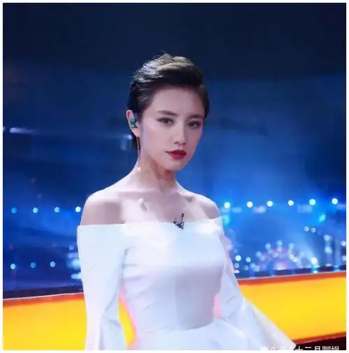 知名女主持现场失误,少穿一件衣服,张国立60分钟没敢扭头看一眼|伊一