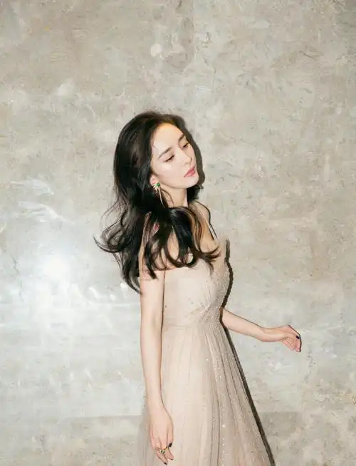 杨幂超话ym#杨幂涂山红红#  "清水出芙蓉,天然去雕饰"  温婉气质,淡雅