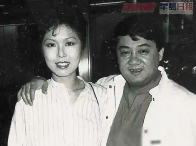 她晚年爆红,与同性女友同居17载感情如初_周伟利_关菊英_生活