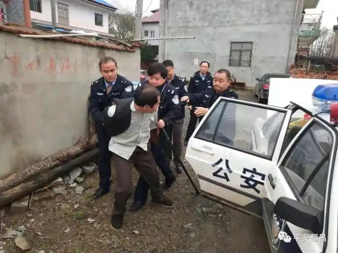 都昌大树一男子光天化日在汽车站抢夺.