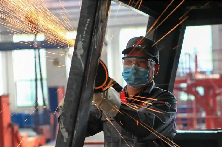 4月9日,来自湖北洪湖市的冷作钣金工高级技师顾欢正在精心打磨出口