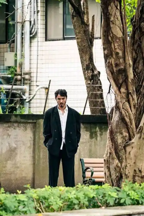 再次吻上阮经天就像呼吸一样简单_陈桂林_小天_西装