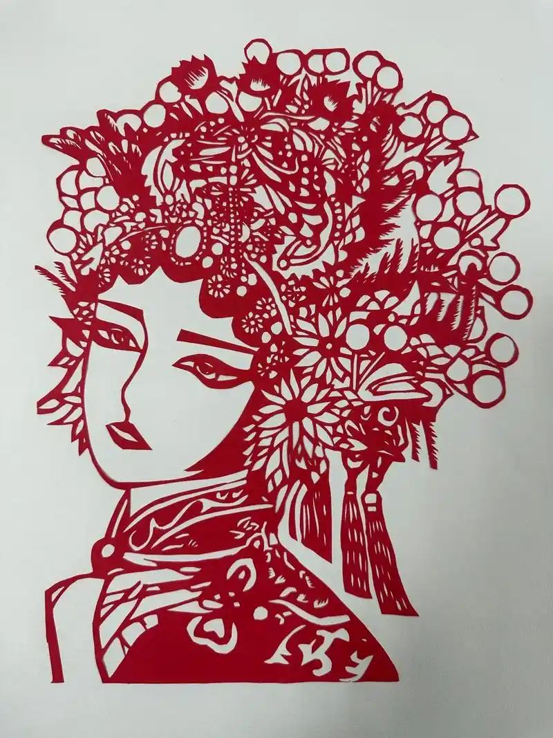 小韩为期6天的工艺美术课,学生刻纸作业三(人物篇) - 抖音