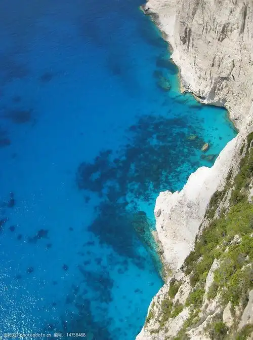 俯视的岛屿与清澈的海图片