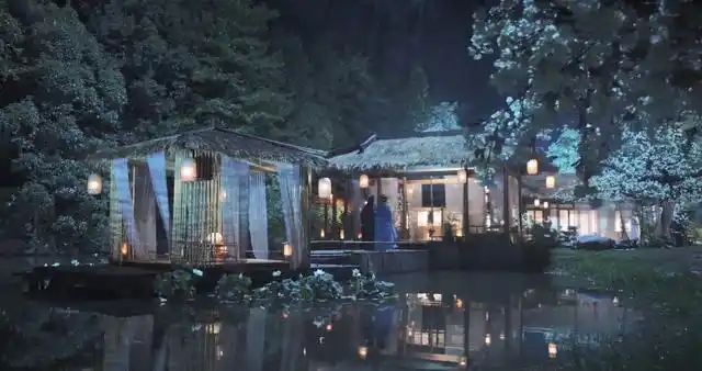 从《今夕何夕》的服化道看,导演的审美确实比其他古装剧高出一大截.