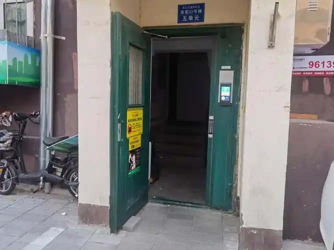 单元门大敞呼呼灌冷风!居民呼吁:大冬天请"随手关门"